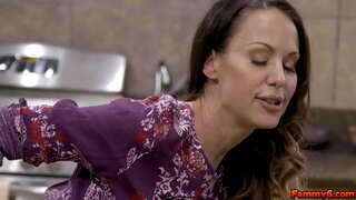 ���ණුසුම් brunette කාන්තාවක් Mckenzie ලී ලැබෙන සමහර සිට ප්රජාතන්ත්රවාදී ජාතික සන්ධානයේ තරුණ ඇණ සහ ඔහුට කරයි කාඞ්