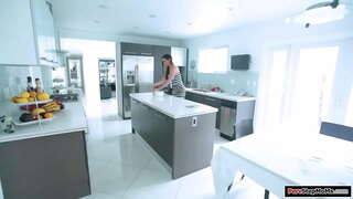 Małe cycki macochy przygotowują, a jej sukienka jest brudna.Zdejmuje go, aby wyczyścić, i u pasierba zaczyna się staje.Ona daje mu zwalić i zassać i pieprzy