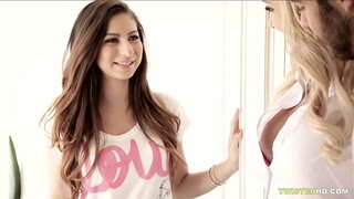 Uskyldig babysittere får threesomed