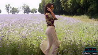 Rondborstige hongaarse MILF model krijgt naakt en ziet er ongelooflijk hete naakte