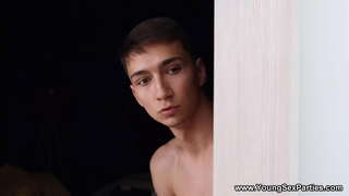 Młode-sex-party - Ogląda się za nimi, jak oni szaleją, jeżdżąc na jego twarzy i członkowskiego