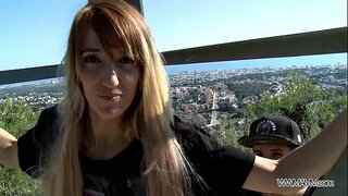 ���ັ໌ສີ້ປະມານເຈາະຂອງນາງກົ້ນໃນສາທາລະນະ