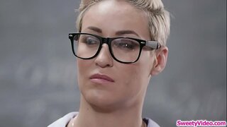 Młoda laska je cipkę swojego instruktora po lekcji