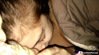 Ξύπνησε από την θετή του κόρη πιπίλισμα κρουνός του και δεν παραπονιόταν.