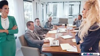 Busty milf empresárias ir cabeça a cabeça durante uma boardmeeting.Os outros empresários sair o mais rápido possível.Finalmente, as safadas tem o quarto para si e começar a beijar e lamber uns aos outros