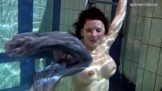 ���ಜು ಬೆಡಗಿ ಕಟ್ಕ ಪಟ್ಟಿಗಳನ್ನು ಕೆಳಗೆ ಈಜುಕೊಳ