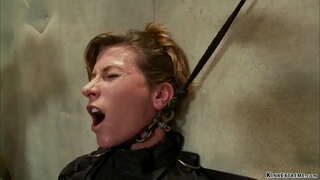 Strapped, শ্যামাঙ্গিণী, সুন্দরি সেক্সি মহিলার, ক্রীতদাস, এরিয়েল এক্স পিনযুক্ত আলোকজ্জ্বল টেবিল তারপর শৃঙ্খলিত, পায়, পোঁদ, স্ত্রী, দুর্দশা, উপর একটি লাঠি হাতে মাস্টার অরল্যান্ডো