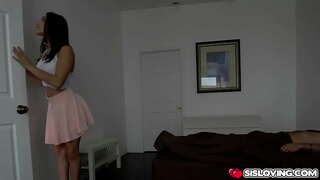 Abella අනතුර දැනෙනවා කිරීමට අවශ්ය, ඇය stepbrothers කුකුළා ඇතුළත ඇගේ තෙත් twat